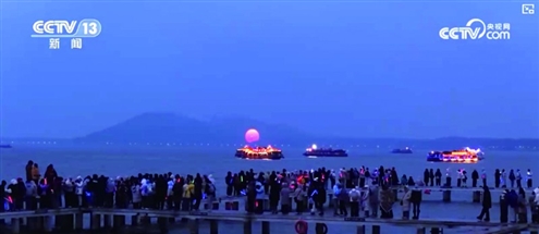 武汉东湖特殊的“追光船队”